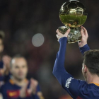 Leo Messi levanta el Balón de Oro del 2015 en el Camp Nou, en enero pasado.-JORDI COTRINA