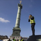 Un hombre se dirige a los manifestantes este sábado en la plaza de la Bastilla de París.-EFE / IAN LANGSDON