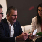 Así es VOX, el partido que irrumpe en el tablero político de España. En la foto, el candidato de VOX a la Presidencia de la Junta de Andalucía, Francisco Serrano, acompanado del secretario general  Javier Ortega y la portavoz del Comité Electoral de VOX,-RAFAEL ALCAIDE (EFE)