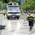 Operarios de limpieza en la plaza de Las Moreras-PHOTOGENIC