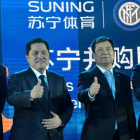 Erick Thohir (segundo por la izquierda), presidente del Inter, y Zhang Jindong (a su izquierda), presidente de la conmpañía Suning, presentan el acuerdo, esta mañana, en Nanjín-
