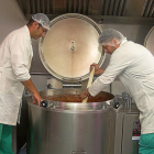 Raúl y Jesús muestran el trabajo en la cocina.-M. DENEIVA