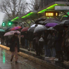 Ciudadanos esperan un tranvía en París.-RAFAEL YAGHOBZADEH (AP)