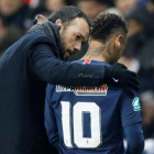 Neymar, poco después de lesionarse.-EL PERIÓDICO