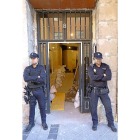 Agentes de la Policía Nacional custodían el piso de la calle Felipe II.-J.M. LOSTAU