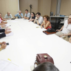 Manuel Saravia se reúne con los vecinos del Cuatro de Marzo.-J. M. Lostau