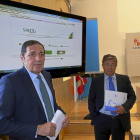 El consejero de Sanidad y el gerente de Sacyl, durante la presentación del Portal de Transparencia en octubre de 2016.-ICAL