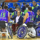 José Antonio De Castro da instrucciones a sus jugadores.-E.M.