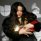 Rosalía, con los tres gramófonos mayores que cosechó en los Grammy Latinos.-REUTERS