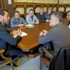 El alcalde de Valladolid, Óscar Puente, durante su reunión con los representantes de los trabajadores de Lauki.-J.M.LOSTAU
