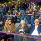 Margarita Pérez Bernal, en el centro, acompañada por su hijo Alfonso Candau, ayer en el palco de Zorrilla.-Pablo Requejo