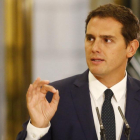 El líder de C's, Albert Rivera, este domingo tras la firma del pacto de su partido con el PP.-AGUSTÍN CATALÁN