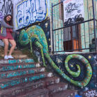 Ana Alonso junto a un graffiti en Valparaíso, Chile .-E.M.