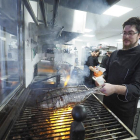 El pescado a la brasa es la señade identidad de este restaurante.-MIGUEL ÁNGEL SANTOS