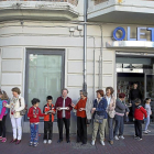 Una cadena humana para el traslado de libros de la librería Oletvm de Valladolid al nuevo local.-ICAL