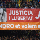 Pancarta en el Camp Nou reclamando la libertad de Sandro Rosell.-EL PERIÓDICO