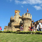 Turistas visitando el Castillo de los Templarios de Ponferrada (León)-Ical