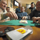 Varios de los vecinos agraciados con el primer premio de la Lotería echan la partida en el bar de Cubillas-José C. Castillo