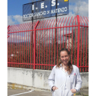 Elsa Hernando posa frente al instituto de Villasana de Mena, al norte de Burgos, en el que ahora trabaja.-ECB