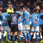 Discusión entre los jugadores del Inter y el Nápoles.-EL PERIÓDICO