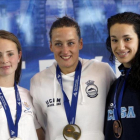 Mireia Belmonte (centro), en el podio de los 200 estilos, escoltada por África Zamorano (a su izquierda) y Kaminskaya.-SALVADOR SAS / EFE