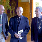 Jesús Julio Carnero, Ricardo Blázquez y Luis Argüello ayer, en el claustro del Palacio de Pimentel.-ICAL