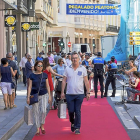 Dos compradores pasean por la recién peatonalizada calle Regalado sobre la alfombra roja instalada para la ocasión.-PABLO REQUEJO