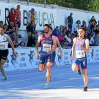 Sergio Juárez (CAV), a la derecha, venció en 100 y 200 metros.-MONTSE ÁLVAREZ