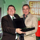 José Antonio Manzano Díaz elegido mejor vendedor de la ONCE 2015 en Castilla y León. En la imagen el director general, Ángel Sánchez(I), le hace entrega del galardón-ICAL