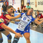 Bea Puertas recibe el impacto de una jugadora del Zuazo durante el último partido en Huerta del Rey.-MIGUEL Á. SANTOS