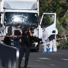 Forenses y policías buscan pruebas en el camión que arrolló a la multitud en Niza, este viernes.-AFP / ANNE-CHRISTINE POUJOULAT