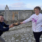 Modesto y Yolanda tiran del lechazo asado, estrella gastronómica de la casa, ante otro emblema de la localidad, el Monasterio de la Armedilla, que está situado a las afueras de Cogeces del Monte.-ARGI