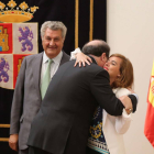 Acto de toma de posesión de Juan Vicente Herrera como presidente de la Junta de Castilla y León. En la imagen, la vicepresidenta del Gobierno, Soraya Sáez de Santamaría, felicita a Herrera, en presencia del presidente del Senado, Jesús Posada-Ical