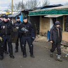 Agentes de seguridad patrullan el campamento conocido como 'La jungla' en Calais que fue desmantelado.-EFE / YOAN VALAT