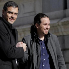 Pablo Iglesias y Pedro Sánchez se saludan a su llegada a la reunión que mantuvieron el pasado 30 de marzo.-JOSÉ LUIS ROCA