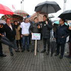 El alcalde de Valladolid, Óscar Puente, junto a representantes de otras formaciones se concentra junto a los trabajadores de Lauki frente a la planta contra el cierre.-ICAL