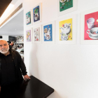 Manuel Sierra junto a algunas de las obras que cuelga en el ‘Coco-Café’.-PABLO REQUEJO (PHOTOGENIC)