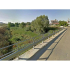 Puente de la carretera a Villarramiel VA-913, que constituye parte del actual camino al cementerio, y lateral que recorrerá en paralelo la doble pasarela.-GOOGLE S. W.