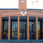 Fachada de la Facultad de Letras de la Universidad del País Vasco en Vitoria.-EL PERIÓDICO