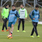 Omar y Sastre, con peto azul, durante un entrenamiento del Real Valladolid.-Pablo Requejo