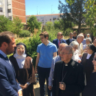 Óscar Puente y Ricardo Blázquez, junto a las carmelitas descalzas de Santa Teresa durante el paseo por los huertos. Al fondo, Víctor Alonso.-TWITTER