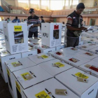 Empleados electorales ponen a punto las urnas antes de distribuirlas en las mesas electorales.-EFE / HOTLI SIMANJUNTAK