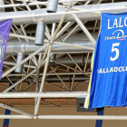 Camiseta retirada de Lalo García que cuelga en el Polideportivo Pisuerga-J. M. LOSTAU