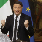 Renzi gesticula durante la rueda de prensa en Palazzo Chigi, la madrugada de ayer, en Roma.-AP / GREGORIO BORGIA