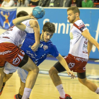Joel Gómez es agarrado por un jugador del Naturhouse en el amistoso celebrado ayer en Huerta del Rey.-MIGUEL ÁNGEL SANTOS