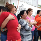 Familiares de los jóvenes desaparecidos en Tierra Blanca (Veracruz) esperan noticias de sus hijos ante la fiscalía local, el 2 de febrero.-EFE / SAUL RAMÍREZ