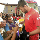 Marc Gasol firma autógrafos a su llegada a Valladolid en julio de 2012 donde se midió a Gran Bretaña.-J. M. LOSTAU