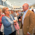 Carnero, ayer, cambia impresiones con una usuaria del programa.-EL MUNDO