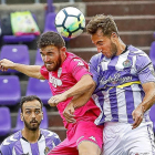 Ángel despeja de cabeza durante su debut liguero ante el Córdoba.-J.M. LOSTAU