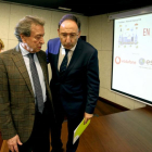 José Antonio De Santiago-Juárez dialoga con el presidente de la FRMP y alcalde de Palencia, Alfonso Polanco.-ICAL